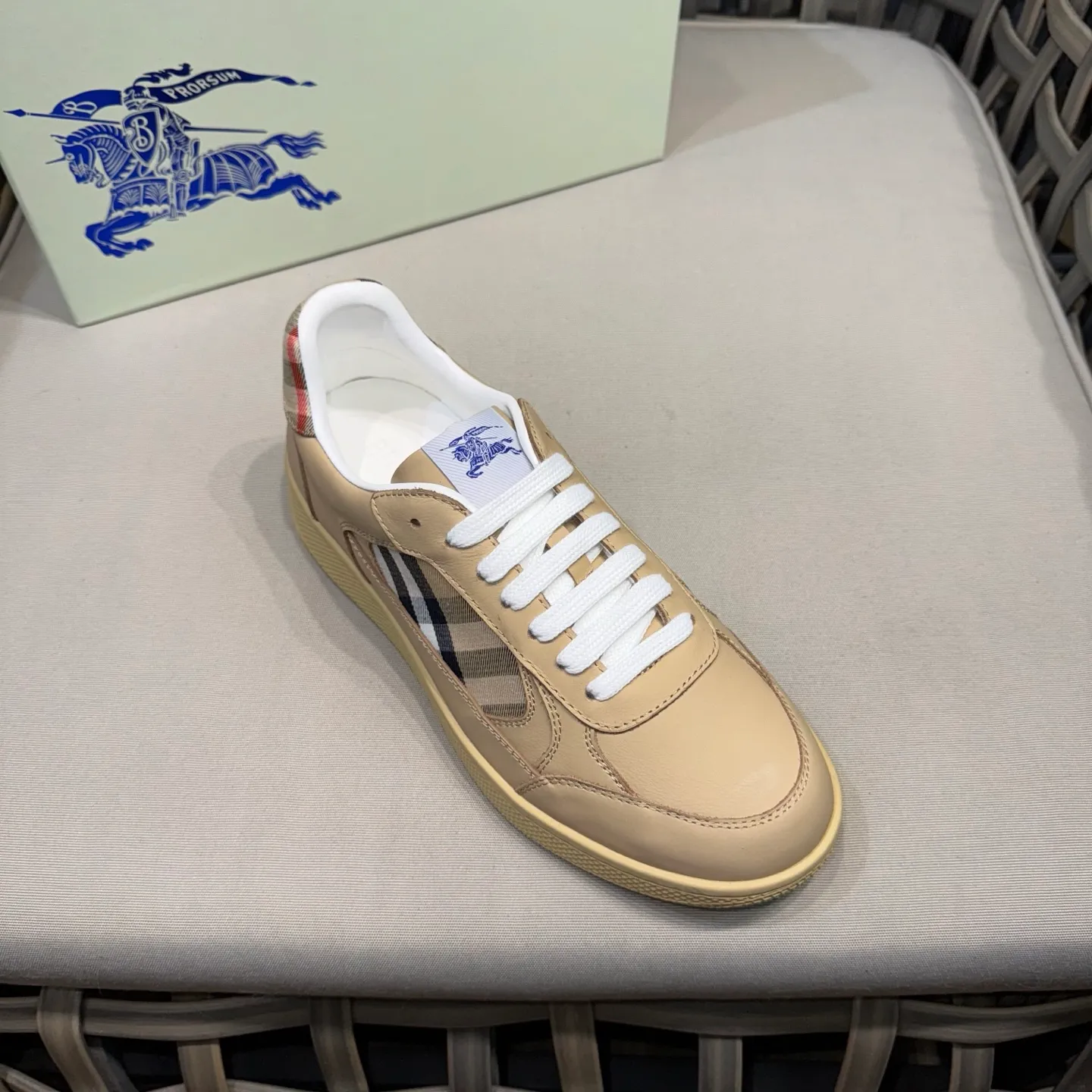 [Burberry] Top P: 680💰Size: 38-44 (45.46 custom-made) Burberry official website synchronized men's classic low-top sneakers | Made of original first-layer cowhide | Decorated with renewed brand logo | First-layer cowhide lining | Heel decorated with Burberry letter embossed logo | Original TPU outsole.